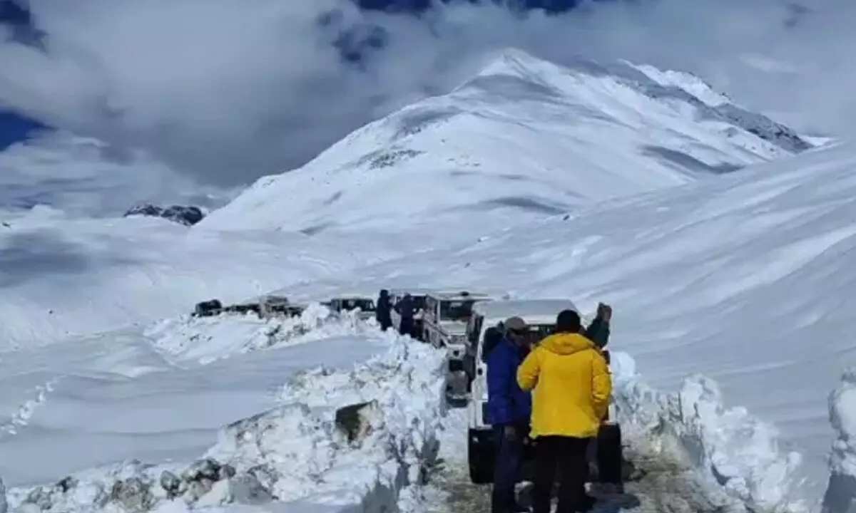Toughest operation to  dig through Snow to make way for about 300 tourists on in Himachal Pradesh