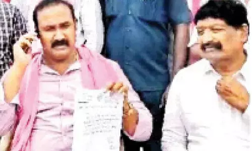 Munagala: BRS MLA Mallaiah Yadav creates stir at power substation