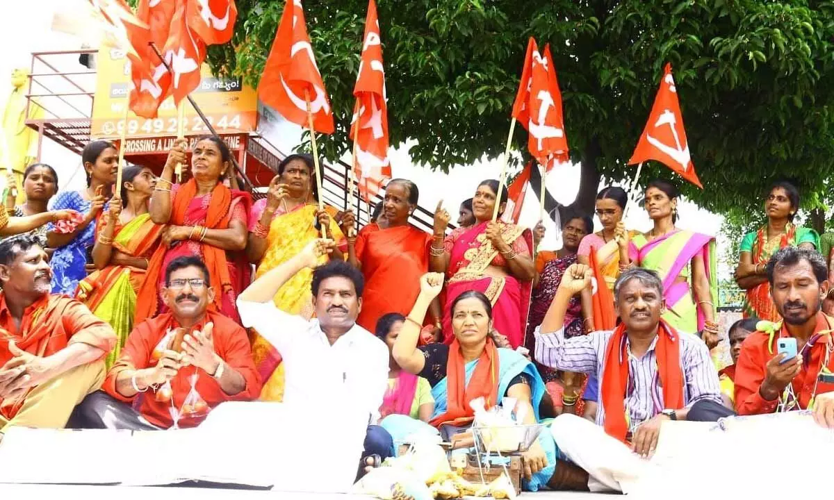 CPI cadres stage protest at Kaloji Junction in Hanumakonda  on Friday