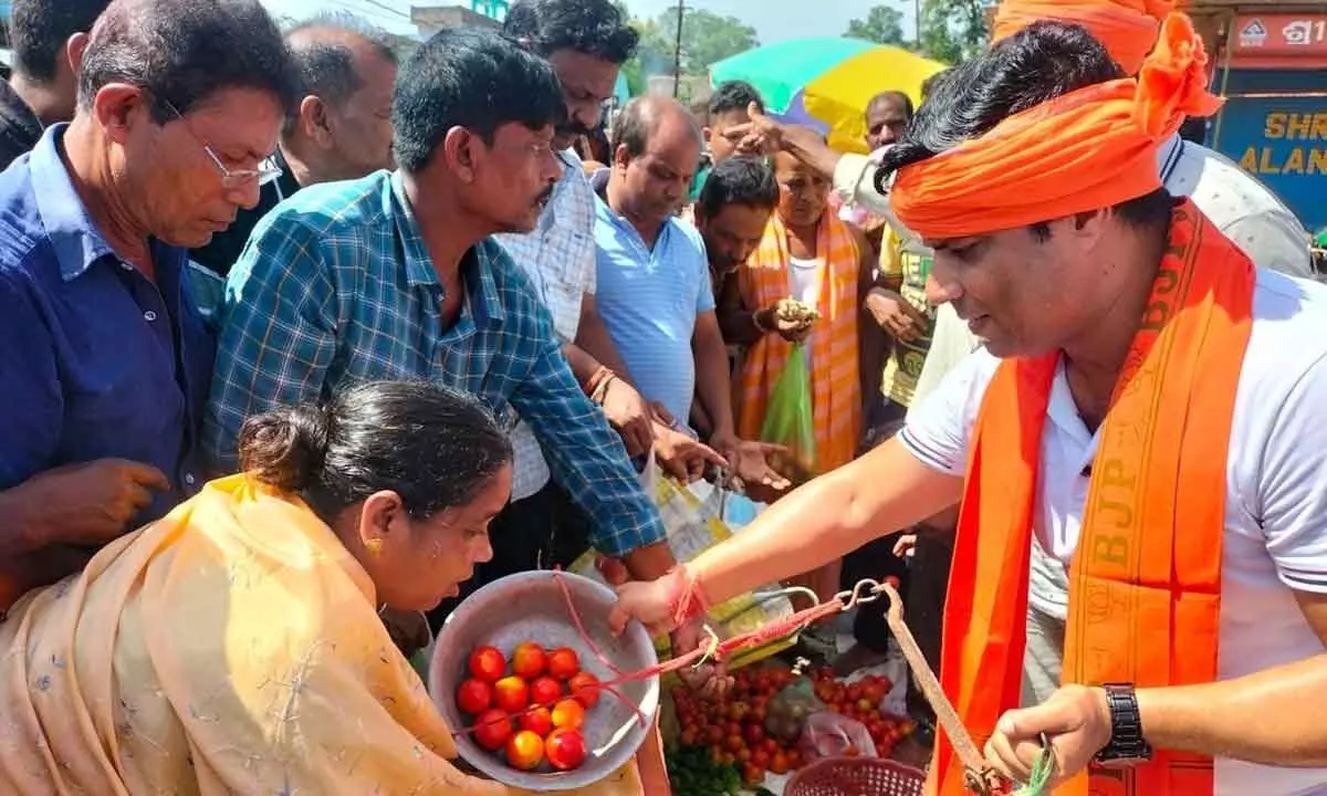 BJP activists sell veggies at lower rate, flay govt