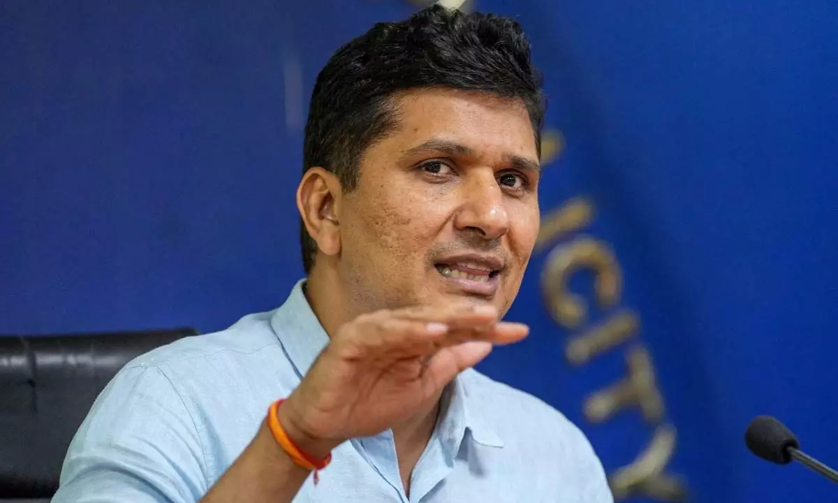 Relief camp residents protested against Saurabh Bhardwaj