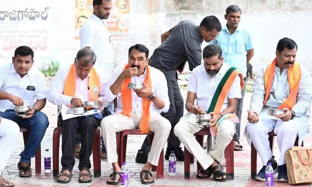 Warangal Urban Cooperative Bank chairman and BJP leader Errabelli Pradeep Rao along with other leaders at the Tiffin Box programme in Warangal on Sunday