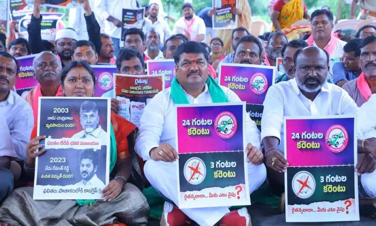 Warangal East MLA Nannapuneni Narender along with BRS cadres holding placards at a farmers’ meeting in Warangal on Sunday