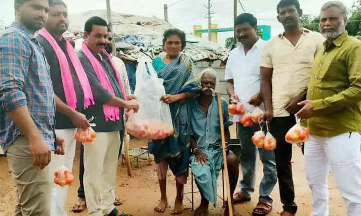 BRS leaders distribute tangy tomatoes on Jagadish’s birthday