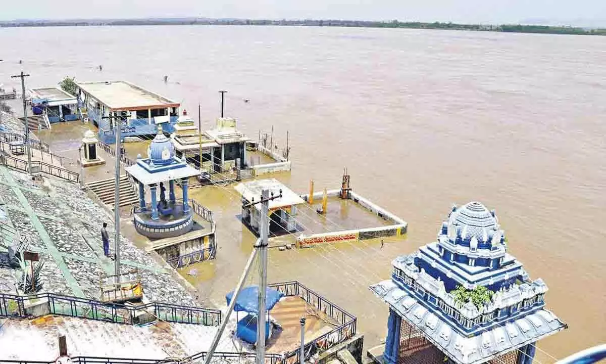 Godavari water level rises slowly at Bhadrachalam