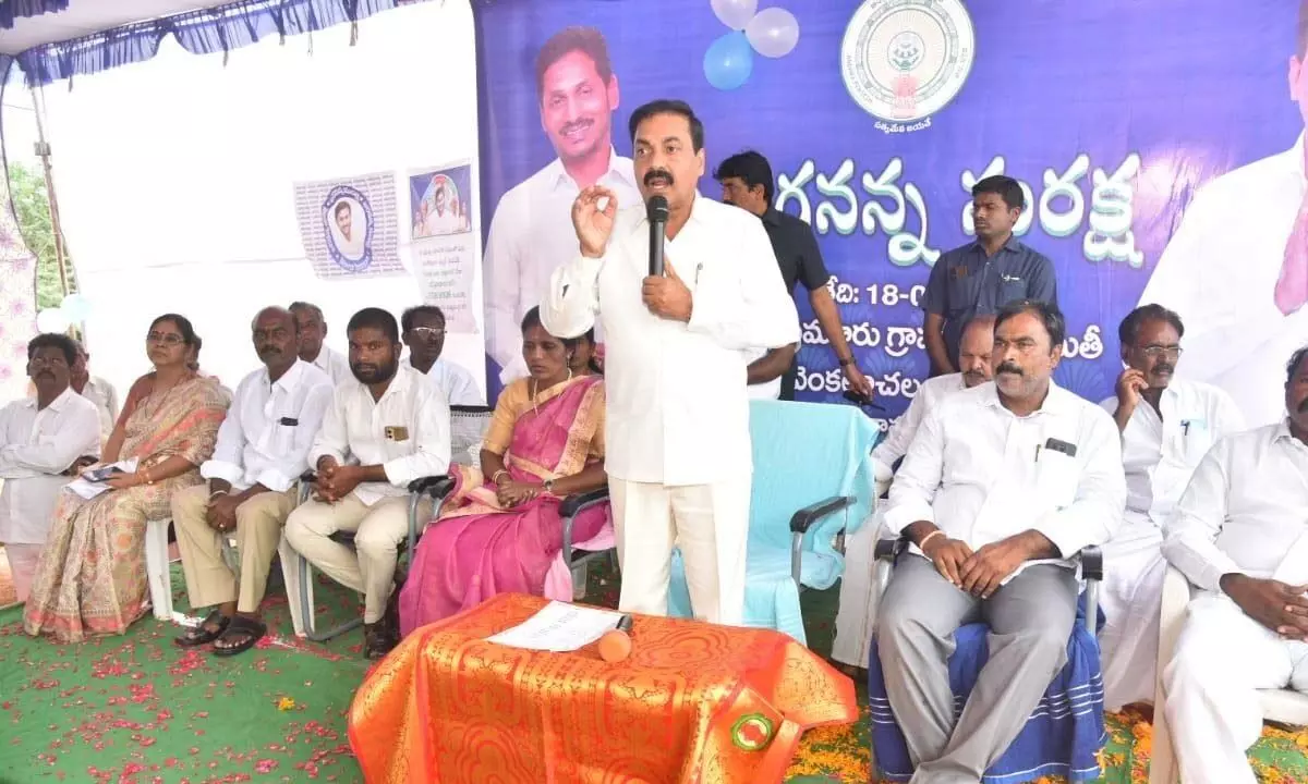 Agriculture Minister Kakani Govardhan Reddy speaking at Jagananna Suraksha programme at Venkanna Palem village on Tuesday