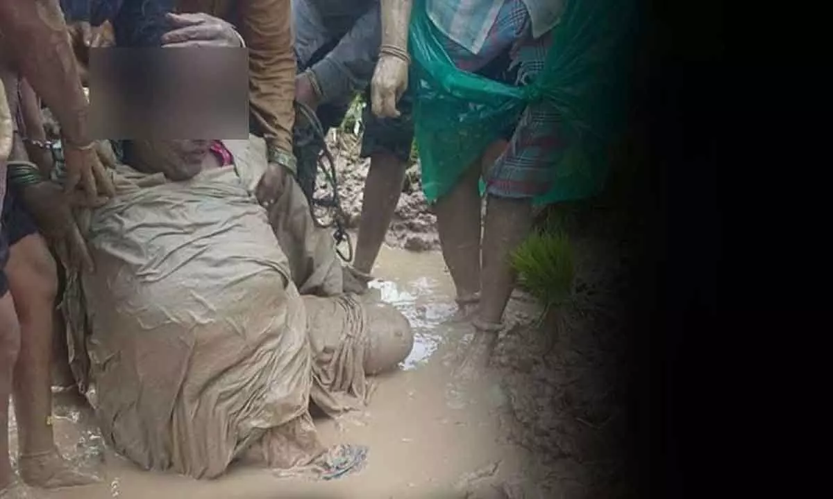 Yadadri: Woman’s leg gets stuck in borewell, police, villagers rescue her
