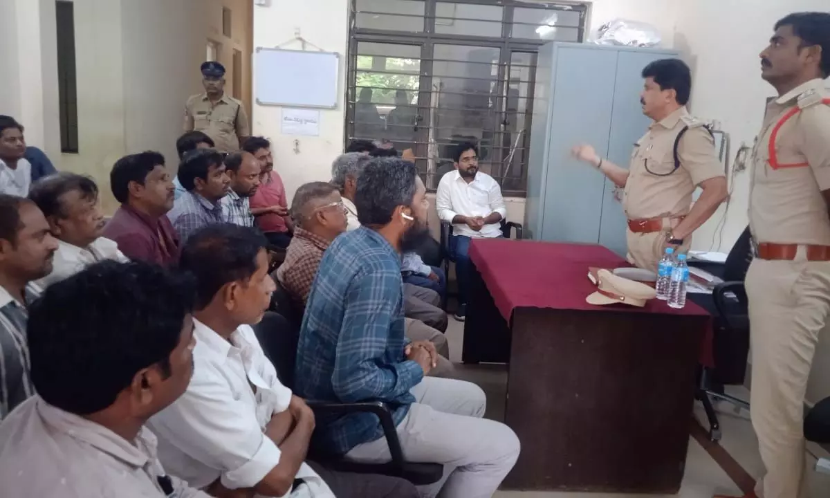 DSP Vijaya Sekhar conducting awareness camp for goldsmiths at II-Town police station in Kurnool on Wednesday.