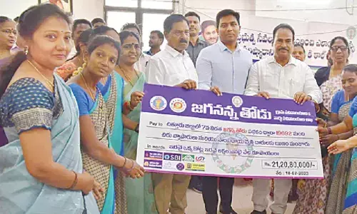 Deputy CM K Narayana Swamy releasing Jagananna Thodu cheque at a programme at the Collectorate in Chittoor on Tuesday. District Collector S Shanmohan and Chittoor MLA Srinivasulu are also seen.