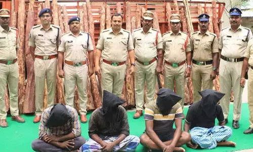 Tirupati SP Parameswar Reddy  producing the accused and seized red sanders logs before media in Tirupati on Wednesday