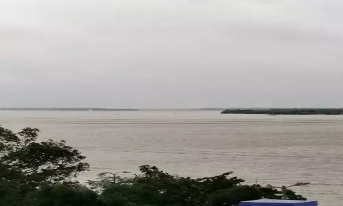 Godavari stream rising at Rajamahendravaram