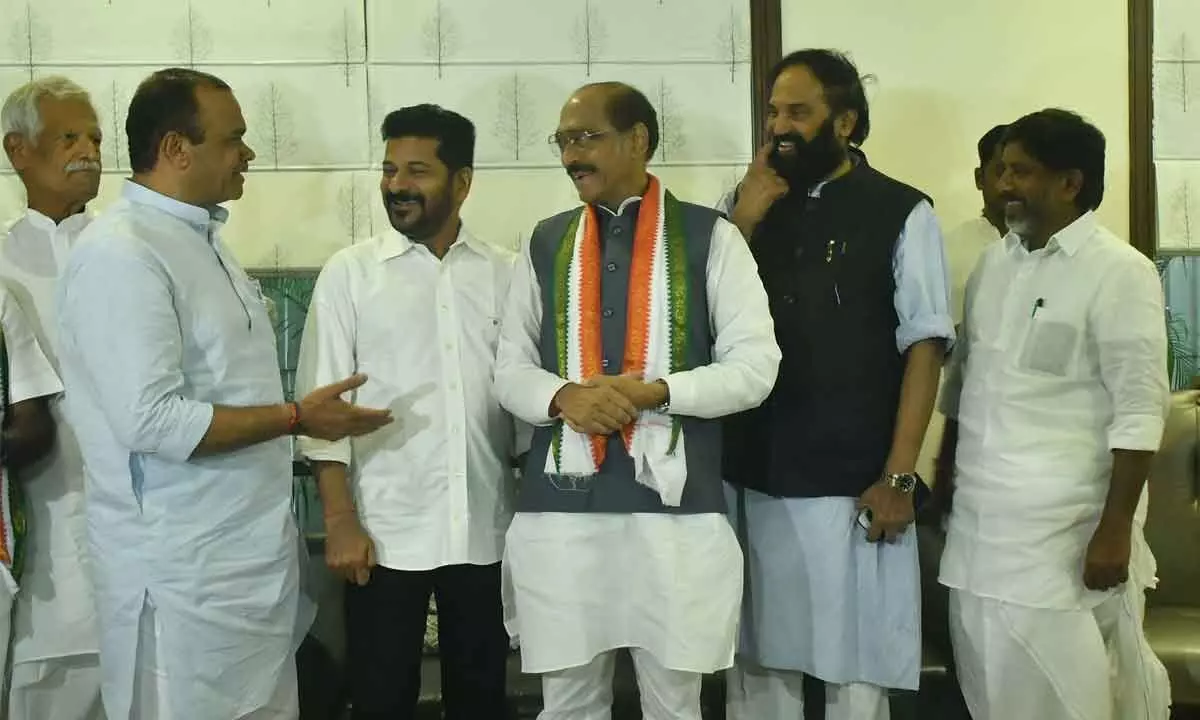 Star Campaigner and Bhongir MP Komatireddy Venkat Reddy speaking with AICC Telangana in-charge Manikrao Thakre while TPCC chief and A Revanth Reddy, Nalgonda MP N Uttam Kumar Reddy and other senior leaders look on, in Hyderabad on WednesdayPhoto: Adula Krishna