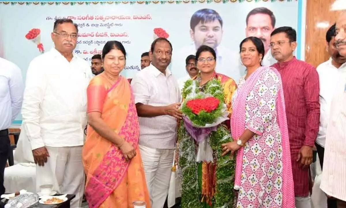 Welfare Minister Koppula Eshwar felicitating Collector Dr. Sangeeta Satyanarayana, additional Collectors V Lakshminarayana and Kumar Deepak at a farewell programme in Peddapalli on Wednesday