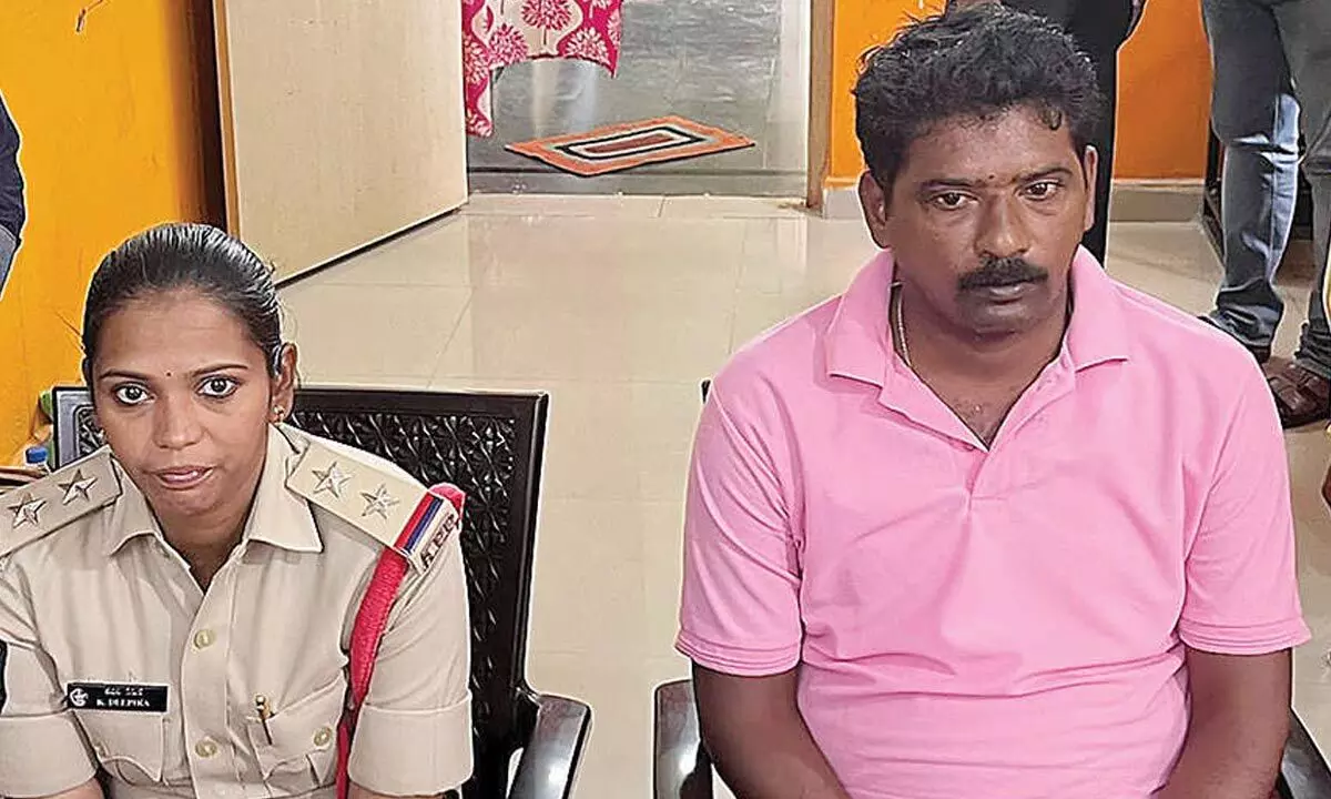 SI K Deepika and constable P Narasimhulu caught red-handed by ACB sleuths in Konakanamitla on Wednesday