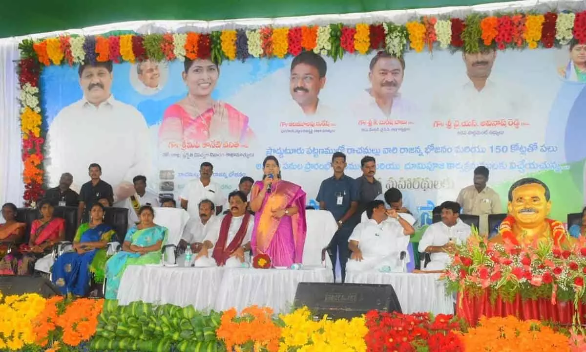 Home Minister Taneti Vanitha addressing the gathering after inaugurating drinking water scheme worth Rs 151.38 crore under Amruth Phase-1, in Proddaturu on Thursday