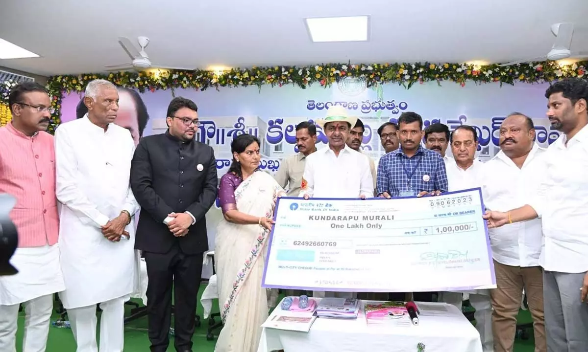 KCR  woos Minorities with Rs one lakh scheme