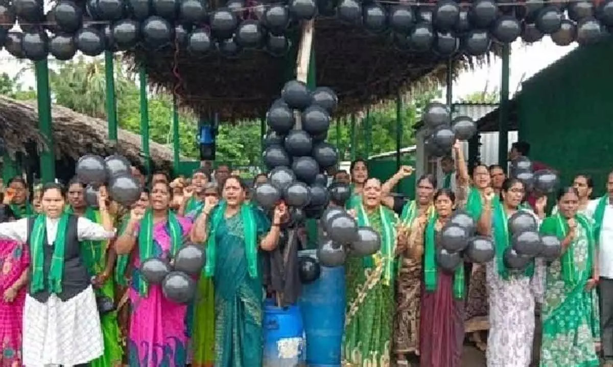 Farmers protests with black balloons amidst CM Jagan’s visit to Amaravati