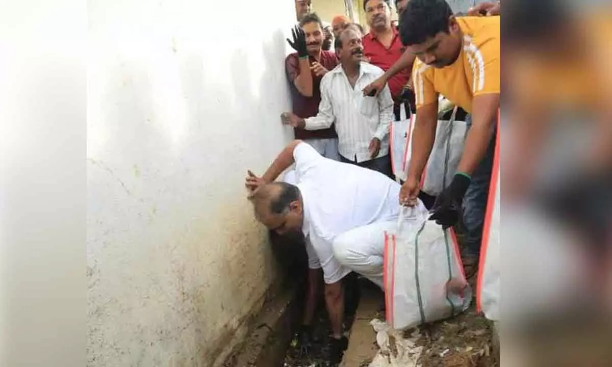 Harish takes to Gandhigiri to make Siddipet garbage-free