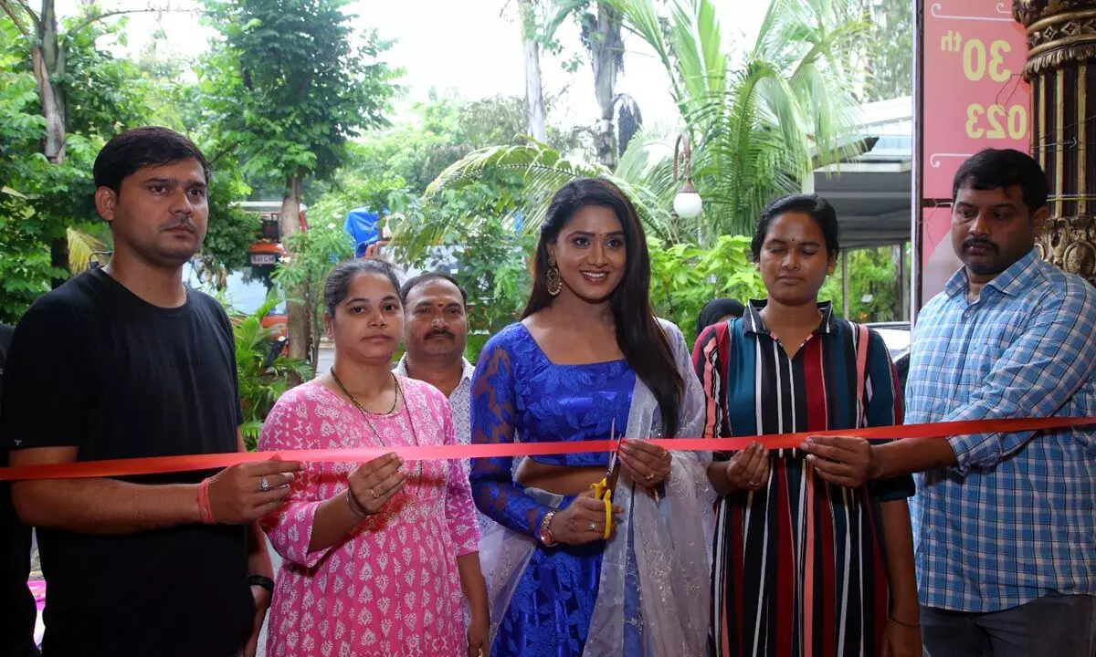 Secunderabad: Actress Keerthi Bhat inaugurates Weavez and Krafts expo