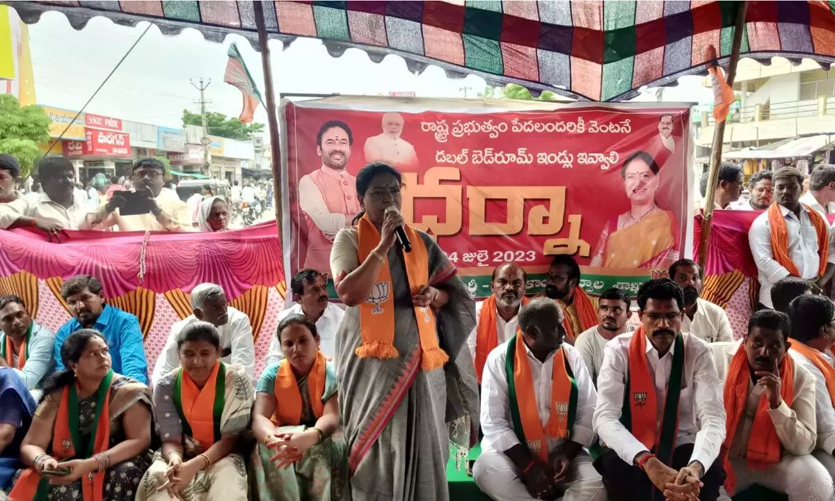 DK Aruna stages progest in Gadwal, demands double bedroom houses to all eligible