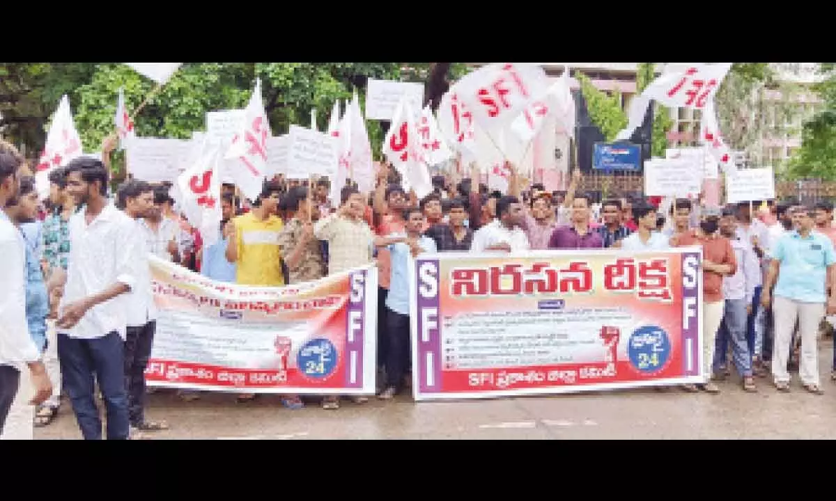 SFI Prakasam district unit members staging a protest at the district Collectorate in Ongole on Monday