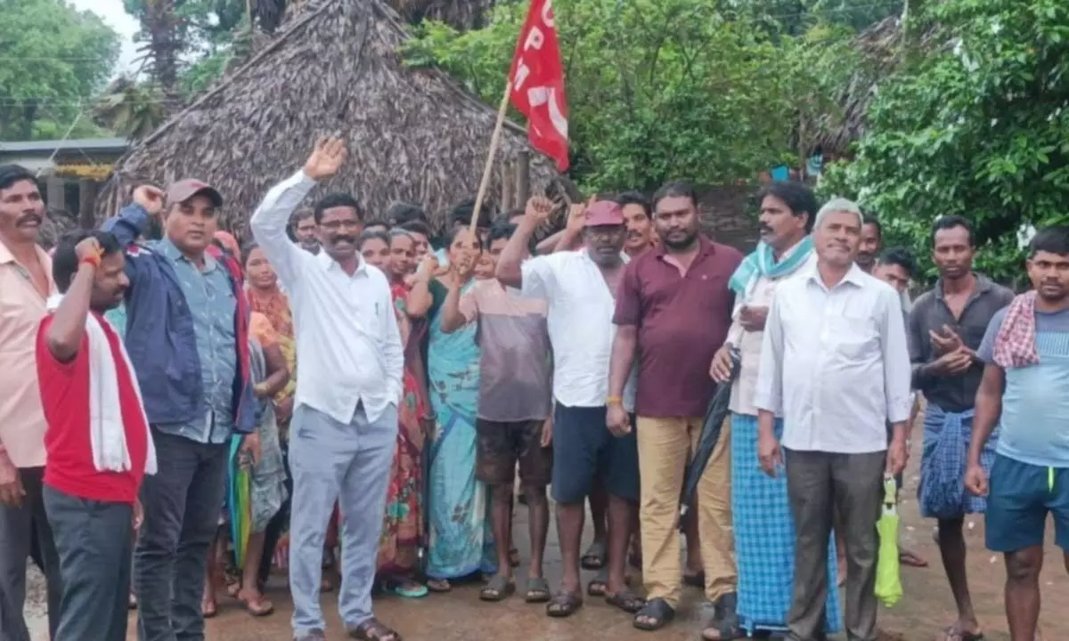 Flood victims staging protest at Chokkanapalli on Tuesday