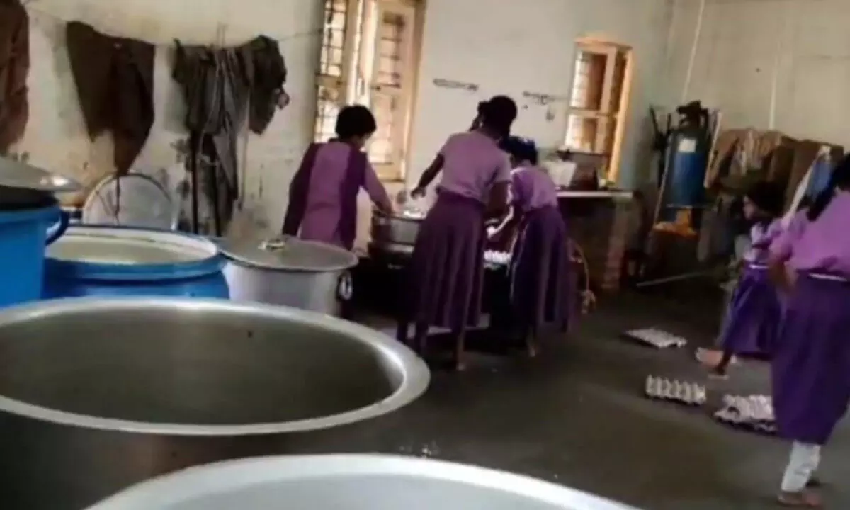 Students of 3rd and 4th are seen working in the kitchen at AP Tribal Welfare Residential School for Girls in Alur (File photo)