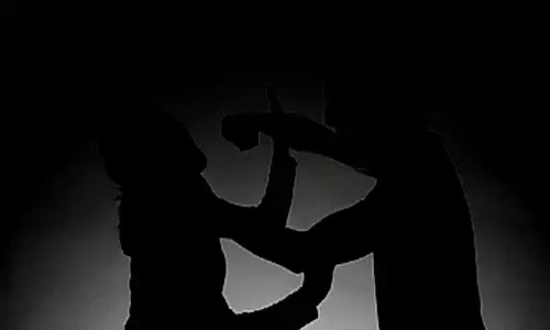 A man kills his wife strangulating her