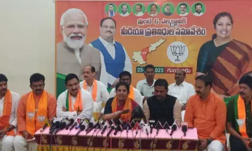 BJP State President Daggubati Purandeswari addressing the media in Guntur on Tuesday. Former Union Minister Sujana Chowdary, Central Labour Welfare Board chairman Valluru Jaya Prakash Narayana,  state general secretary  Vishnu Vardhan Reddy are also seen