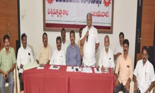 Senior NGO leader Bandi Srinivasa Rao addressing the NGOs Association meeting in Vijayawada on Tuesday