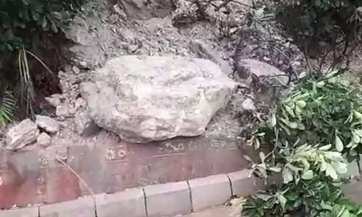 Boulders fell off Indrakeeladra hillock in Vijayawada, no casualties