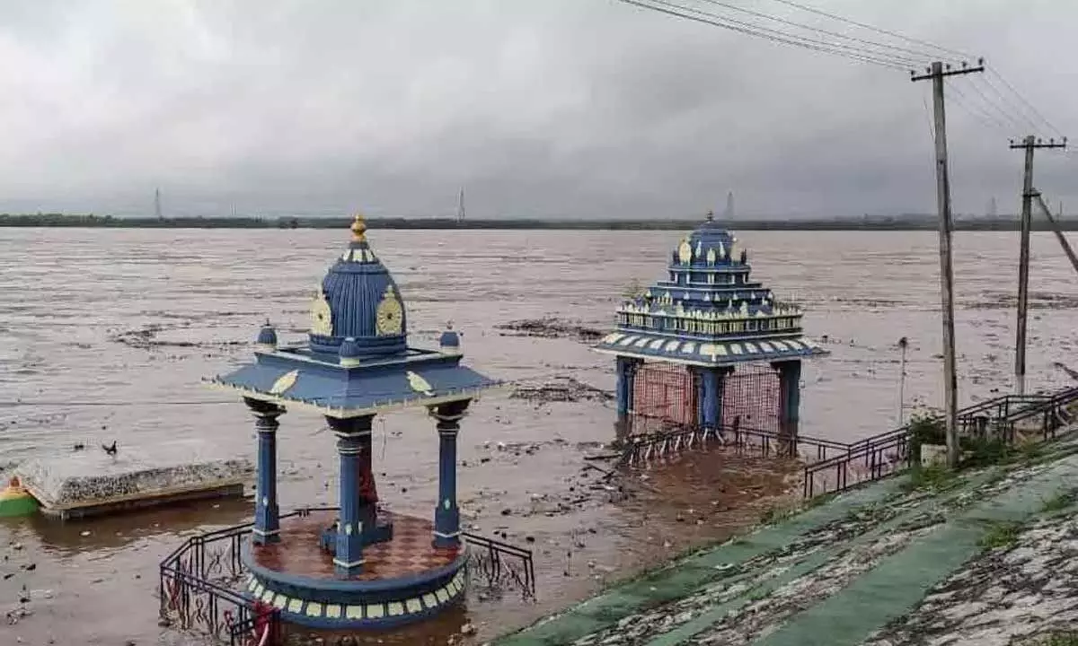 Godavari river overflows at Bhadrachalam, first warning issued