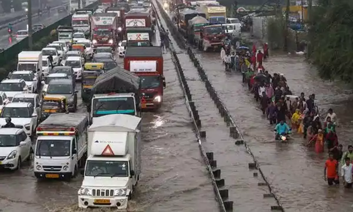 Heavy rains cause traffic system collapse in Delhi & NCR