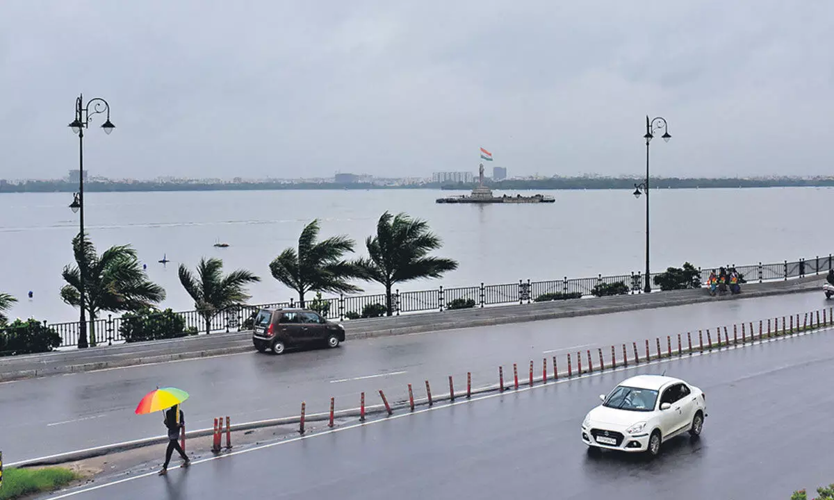 Warangal: Heavy downpour keeps denizens indoors