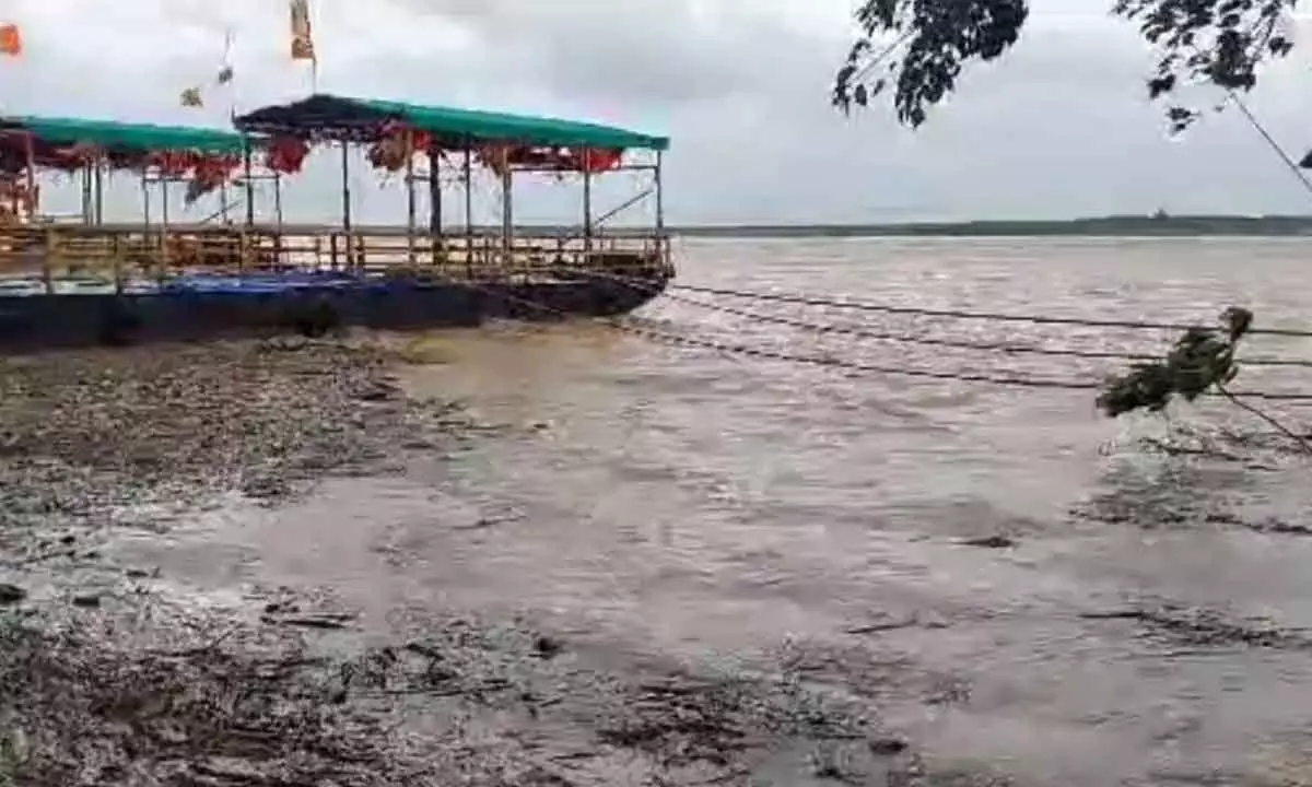 Andhra Pradesh: Connection between villages cut off in Konaseema amid floods