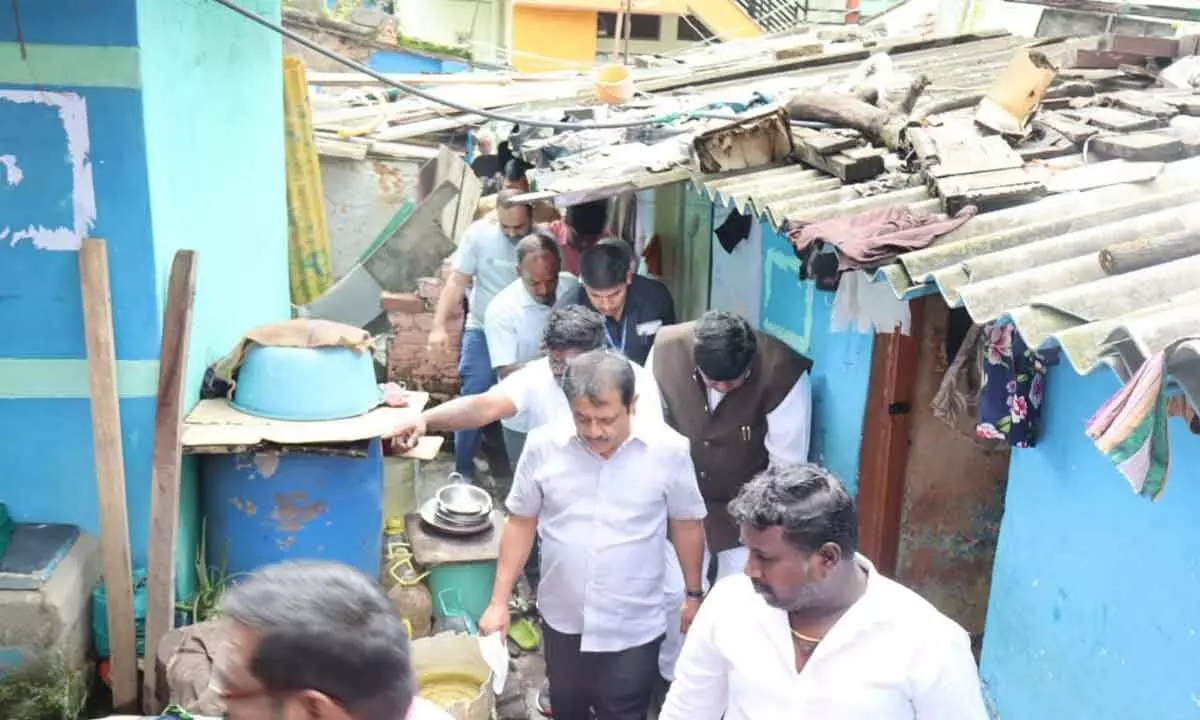 Minister Zameer visited Joly Mohalla and Bhakshi garden slums to accommodate 262 families