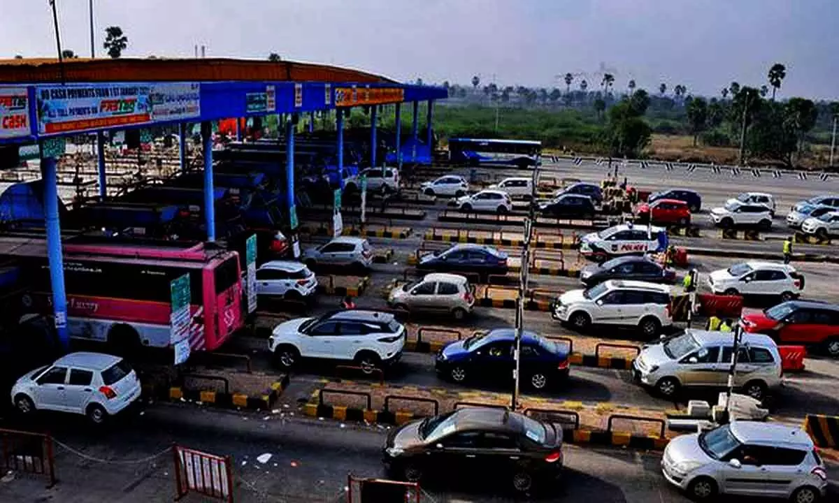 Vehicles stranded on National highways due to floods