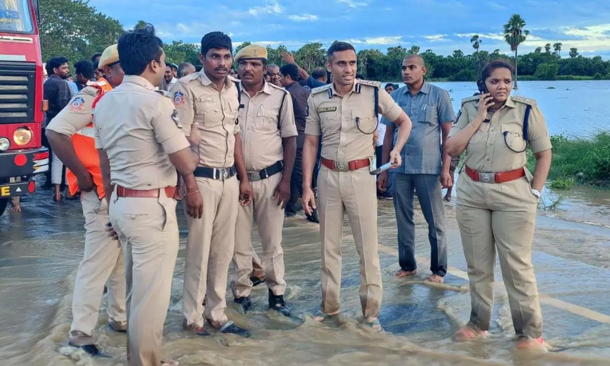 Deputy commissioners of police Vishal Gunni and Ajita Vejendla inspected the flood situation on Vijayawada-Hyderabad national highway