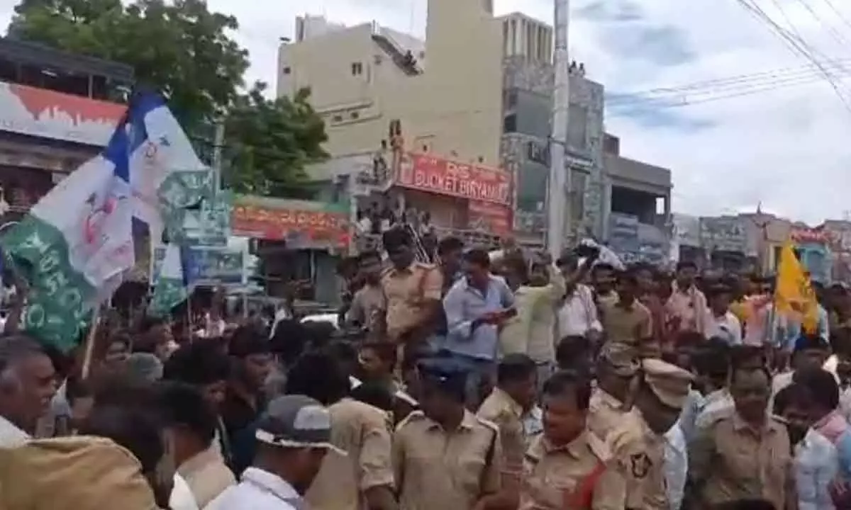 Clashes break out between TDP, YSRCP activists in Vinukonda