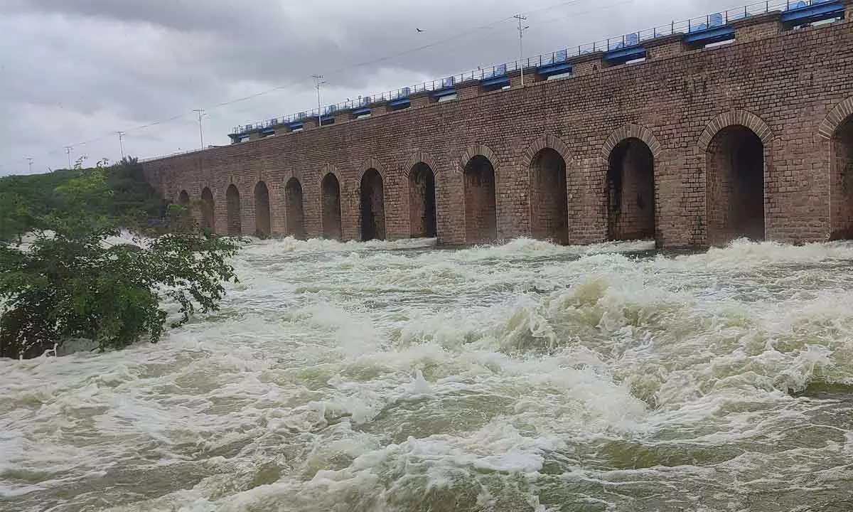 Baldia babus keep tabs on rising Musi river level