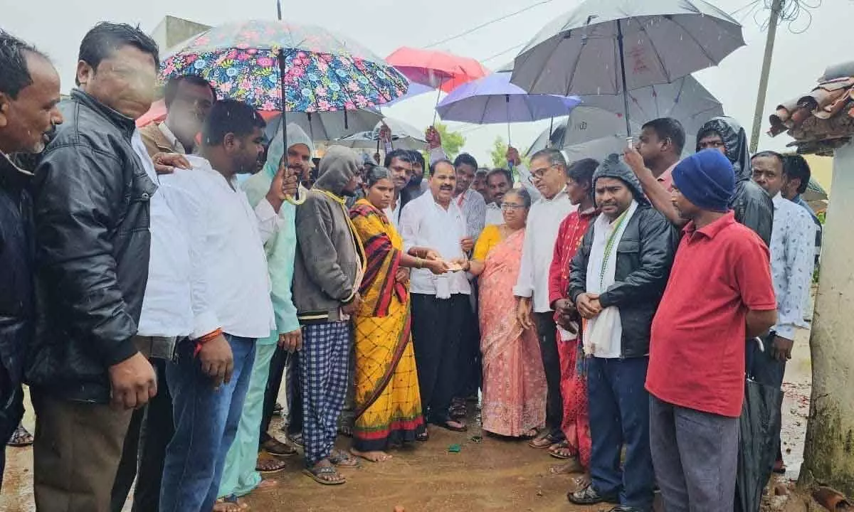 TPCC leader extends financial aid to victims of collapsed houses