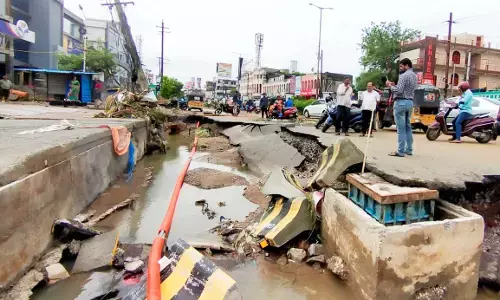 Hanmakonda:  Road was cut off at Naeem Nagar Nala due to heavy rains