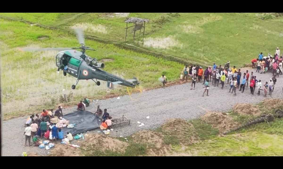 IAF helicopters drops 600kg of food packets in flood-affected regions ...