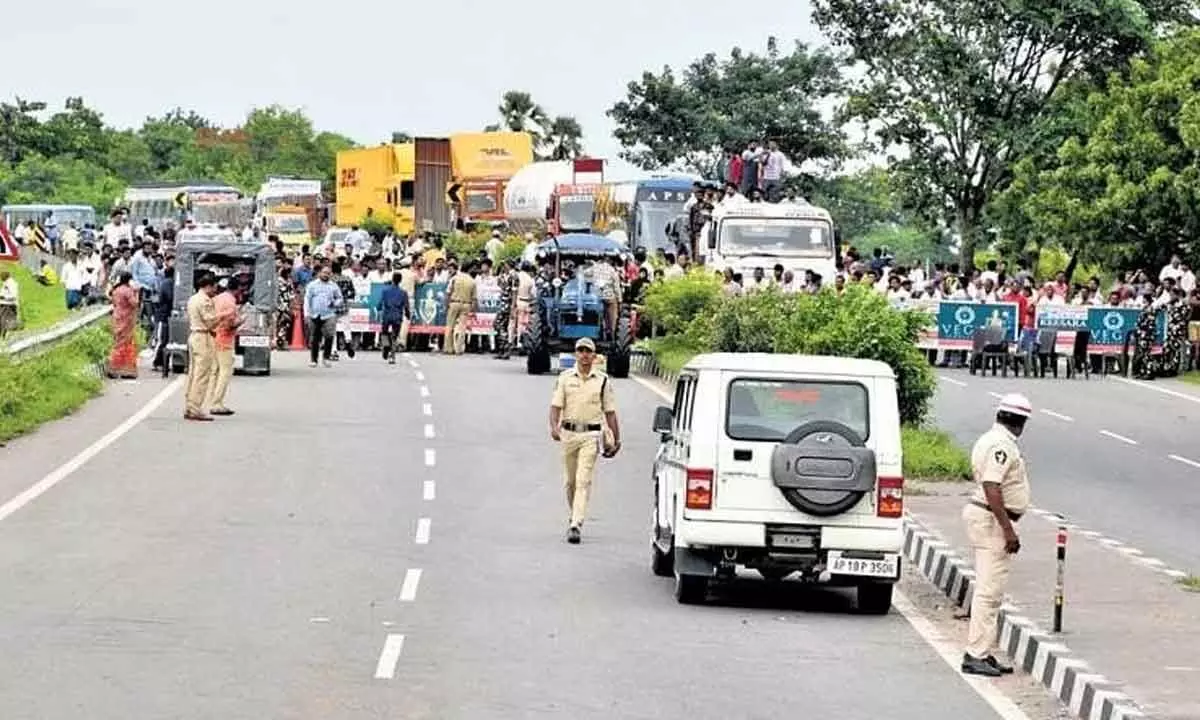 Vijayawada-Hyderabad Highway cleared after floods at Munneru recedes