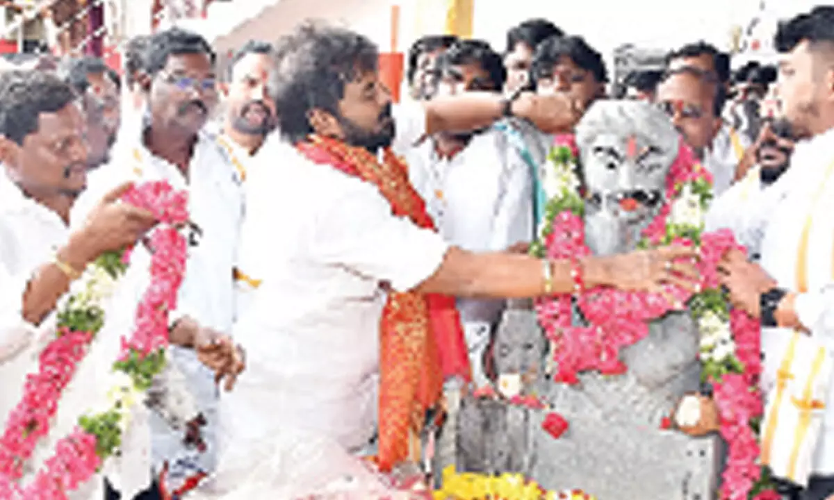 Excise Minister Srinivas Goud garlanding Panduga Sayanna’s statue on his birth anniversary in Mahbubangar on Saturday