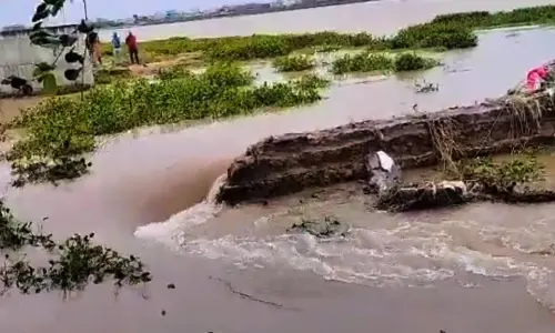 Telangana: Warangals Bhadrakali pond overflows, residents of low-lying areas alerted