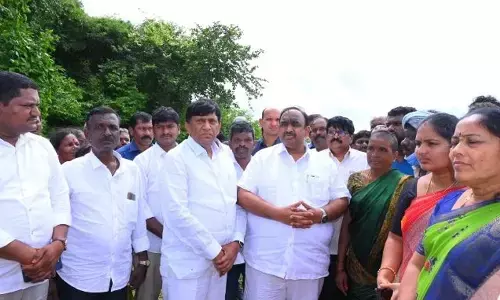 State Planning Commission Vice Chairman B Vinod Kumar and Husnabad MLA  Voditala Satish Kumar paid a visit to the family of Ponnala Mahender at Kannaram village of Akkannapet mandal in Karimanagar district on Saturday