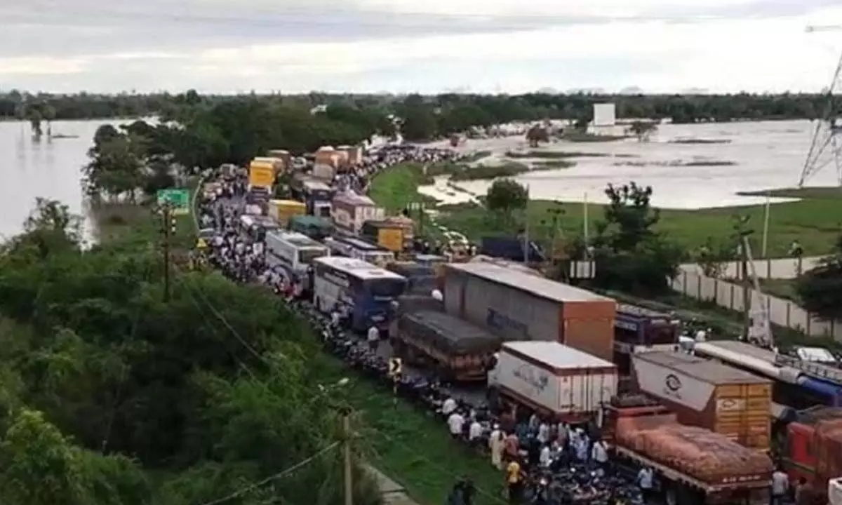 Traffic halted at Chintoor as Godavari, Sabari rivers overflow in Alluri Sitaramaraju district