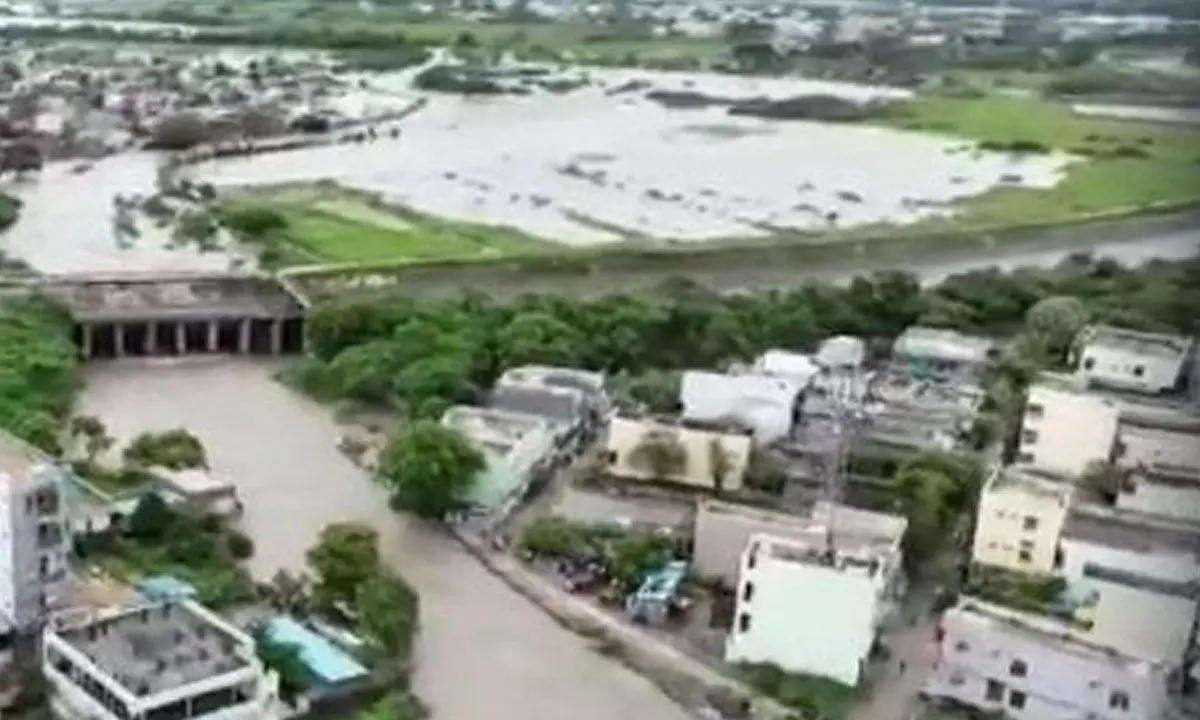 Warangal: Colonies inundated as lake bund breaches