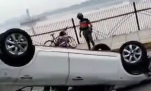 Speeding car creates chaos at Tank Bund, occupants flee scene